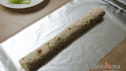 рулет из лаваша с тунцом и зеленым салатом