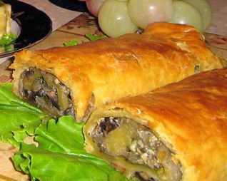 Рулет из слоеного теста с курицей и грибами