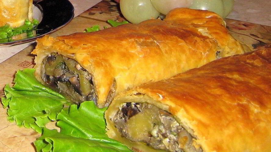Рецепт рулета из слоеного теста с курицей и грибами