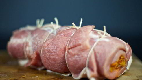 рулет из свинины с овощами