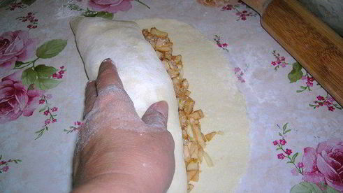 рулет из творожного теста с яблоками