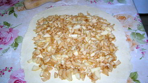 рулет из творожного теста с яблоками