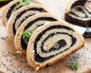 Рулет на дрожжах с маковой начинкой