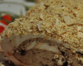 Рулет Павлова с кофе и фундуком