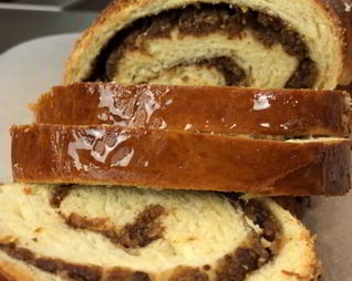 Рулет с черносливом и орехами в медовой корочке