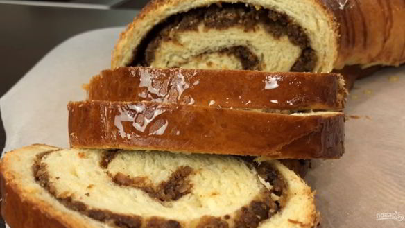 Рецепт Рулета с черносливом и орехами в медовой корочке