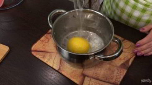 рулет с черносливом и орехами в медовой корочке