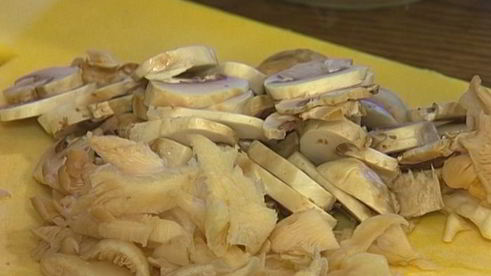 рулет с цукини, фаршированный рисом и грибами