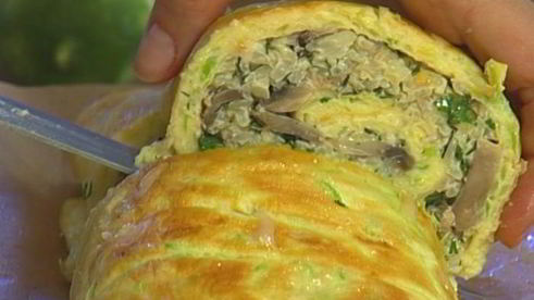 рулет с цукини, фаршированный рисом и грибами