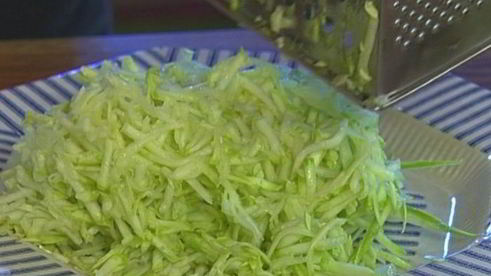 рулет с цукини, фаршированный рисом и грибами