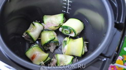 рулетики из кабачка с куриной грудкой в мультиварке