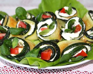 Рулетики из кабачков с помидорами и сыром