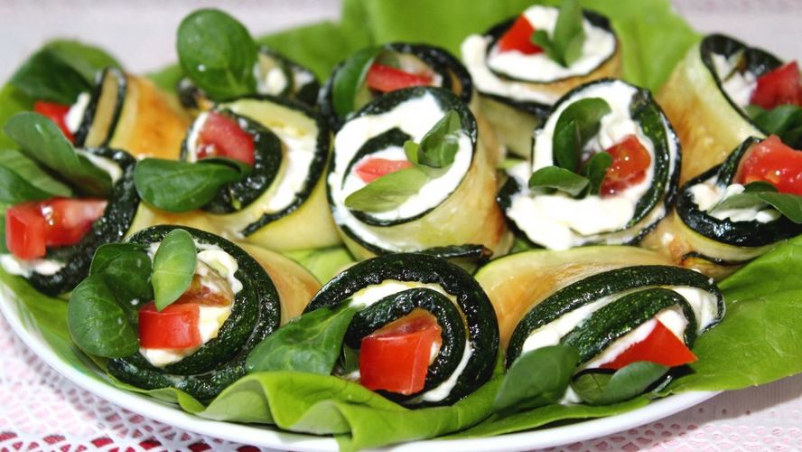 Рецепт рулетиков из кабачков с помидорами и сыром