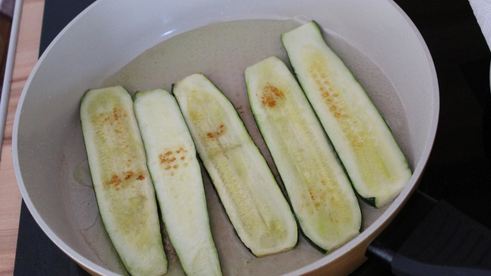 рулетики из кабачков с помидорами и сыром