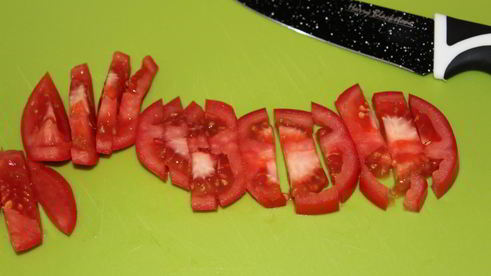 рулетики из кабачков с помидорами и сыром