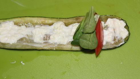 рулетики из кабачков с помидорами и сыром