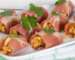 Рулетики из хамона с острым арахисом