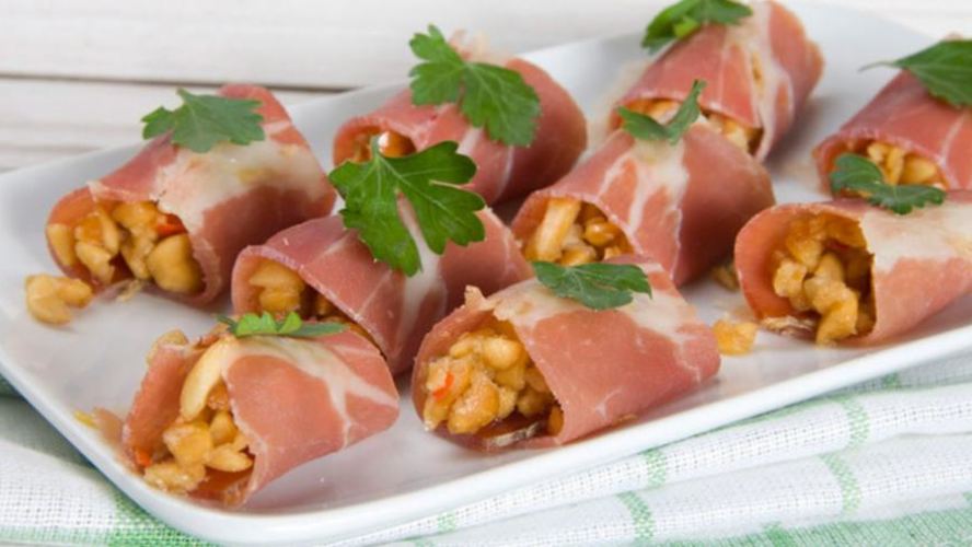 Рецепт рулетиков из хамона с острым арахисом