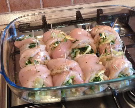 Рулетики из куриного филе со шпинатом и сыром