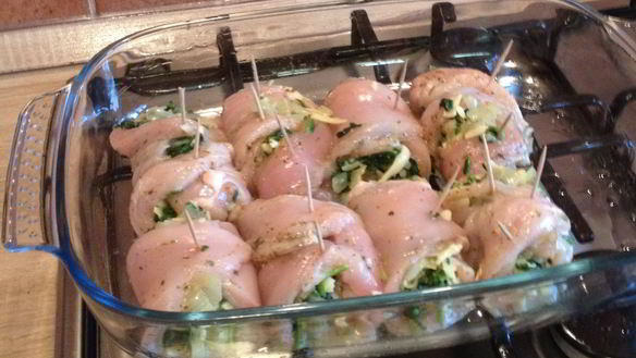 Рецепт Рулетиков из куриного филе со шпинатом и сыром