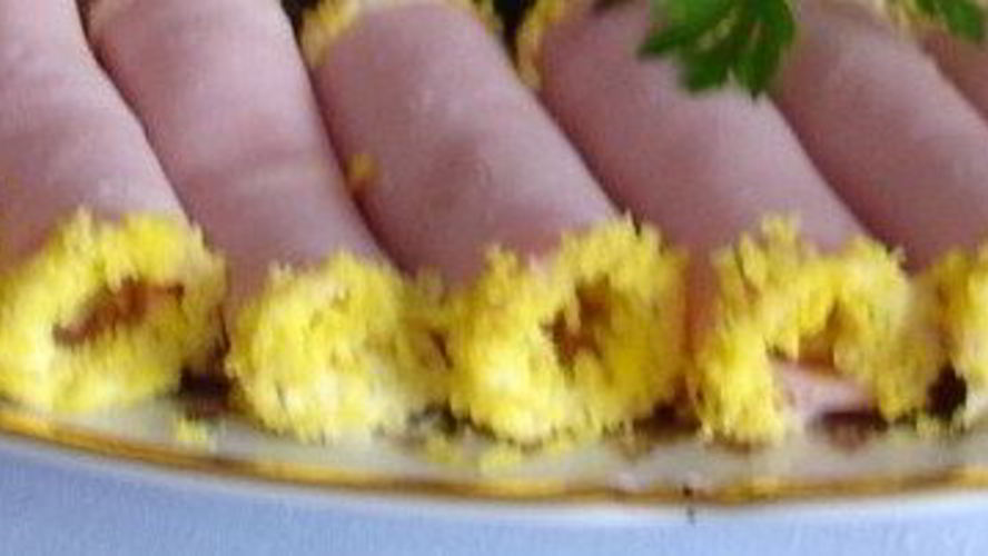 Рецепт ветчинных рулетиков с чесночно-яичной начинкой