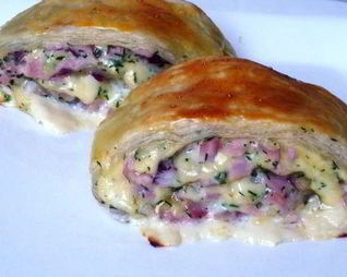 Закусочные рулетики из слоеного теста с ветчиной и сыром