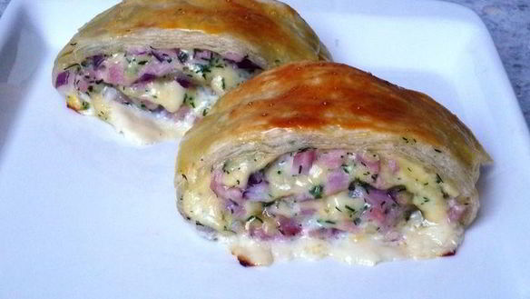 Рецепт Закусочных рулетиков из слоеного теста с ветчиной и сыром