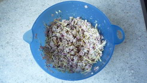 закусочные рулетики из слоеного теста с ветчиной и сыром