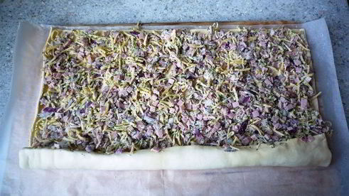 закусочные рулетики из слоеного теста с ветчиной и сыром