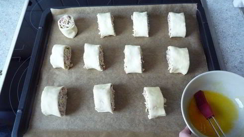 закусочные рулетики из слоеного теста с ветчиной и сыром