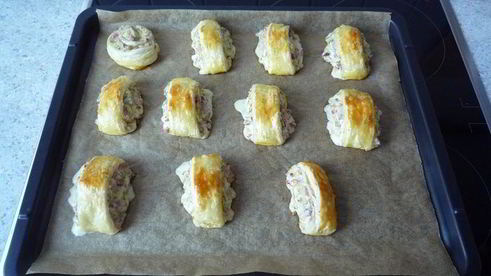 закусочные рулетики из слоеного теста с ветчиной и сыром