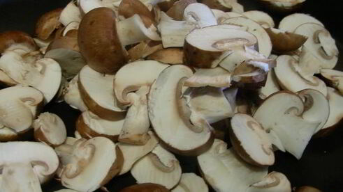 запеченные рулеты из лосося с грибами