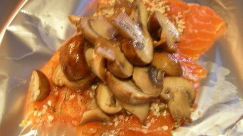 запеченные рулеты из лосося с грибами