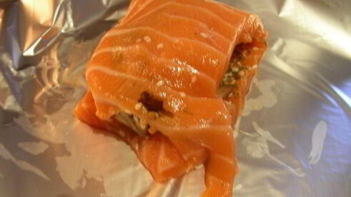 запеченные рулеты из лосося с грибами