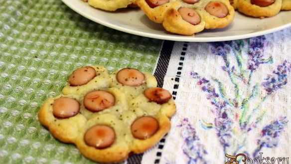 Рецепт Сосисок в слоеном тесте Цветок