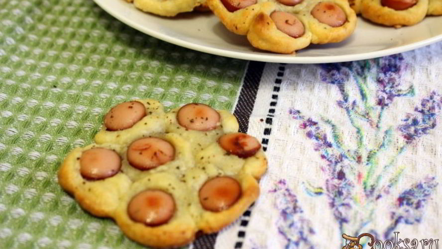 Рецепт сосисок в слоеном тесте цветок