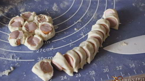 сосиски в слоеном тесте цветок