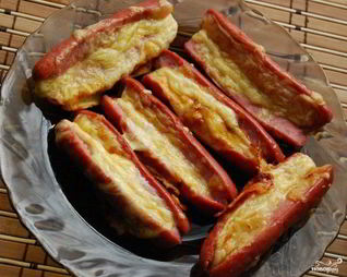 Сосиски, запеченные с сыром