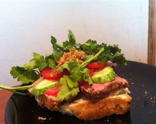 Датский открытый сэндвич с ростбифом