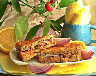 Горячий сэндвич с лососем