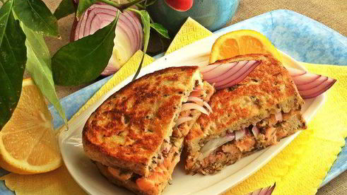 горячий сэндвич с лососем