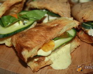 Хрустящие сэндвичи с запеченной куриной грудкой и пряным соусом с карри и кориандром