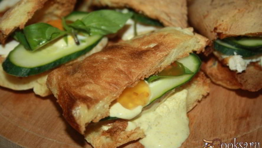 Рецепт хрустящих сэндвичей с запеченной куриной грудкой и пряным соусом с карри и кориандром