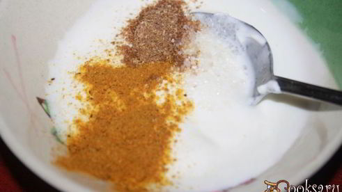 хрустящие сэндвичи с запеченной куриной грудкой и пряным соусом с карри и кориандром