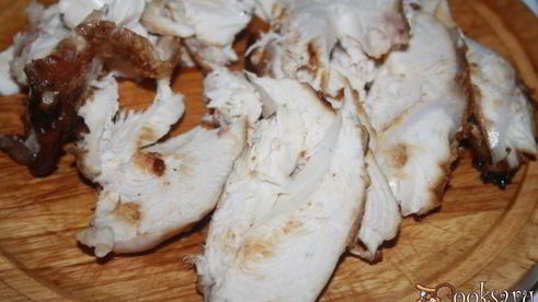 хрустящие сэндвичи с запеченной куриной грудкой и пряным соусом с карри и кориандром