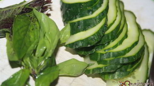 хрустящие сэндвичи с запеченной куриной грудкой и пряным соусом с карри и кориандром