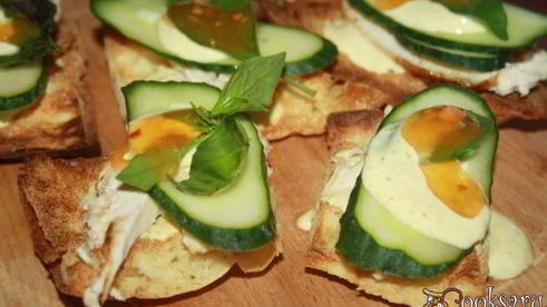 хрустящие сэндвичи с запеченной куриной грудкой и пряным соусом с карри и кориандром