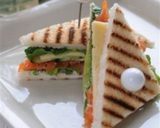 Клаб сэндвич с сыром, овощами и рыбой