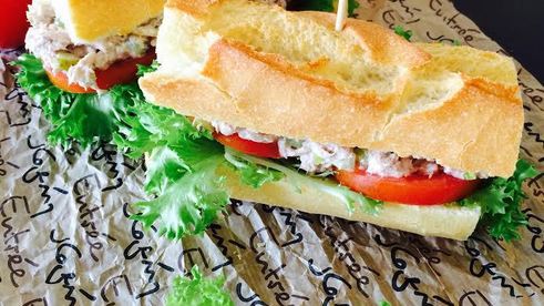 классический сэндвич с тунцом