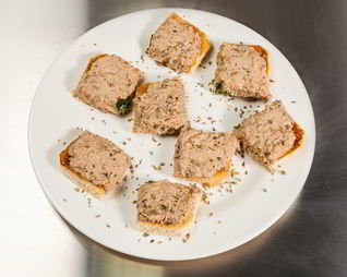 Открытый сэндвич с тунцом